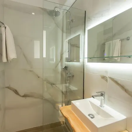 Deluxe Town Hall Square Flat In Historical Center 2 דירה *